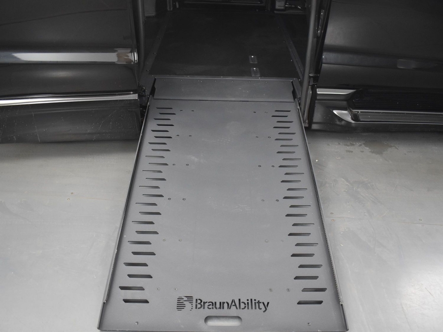 New 2025 Chrysler Pacifica Select Safety - BraunAbility Side Entry Entry In Floor Automatic Ramp