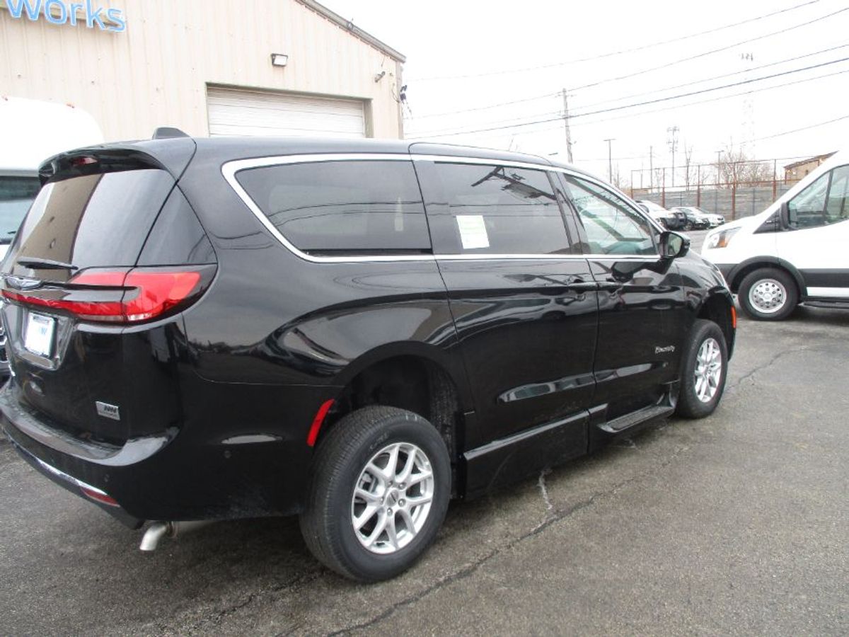 Número de imagen Chrysler Pacifica negro 5