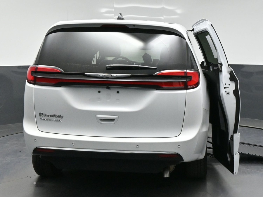 New 2026 Chrysler Pacifica Select Plus - BraunAbility Side Entry In Floor Automatic Ramp
