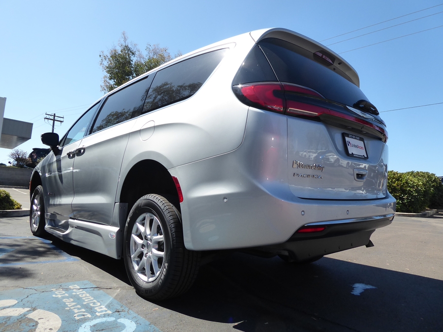 2023 Chrysler Pacifica Touring L - Photo 8
