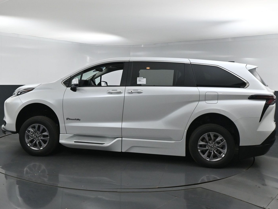 New 2025 Toyota Sienna Hybrid XLE Base - BraunAbility Side Entry Entry Fold Out Automatic Ramp