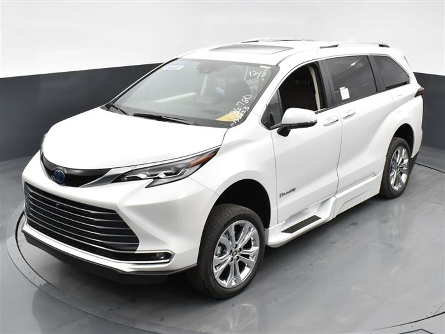 New 2025 Toyota Sienna Hybrid Platinum - BraunAbility Side Entry Entry Fold Out Automatic Ramp