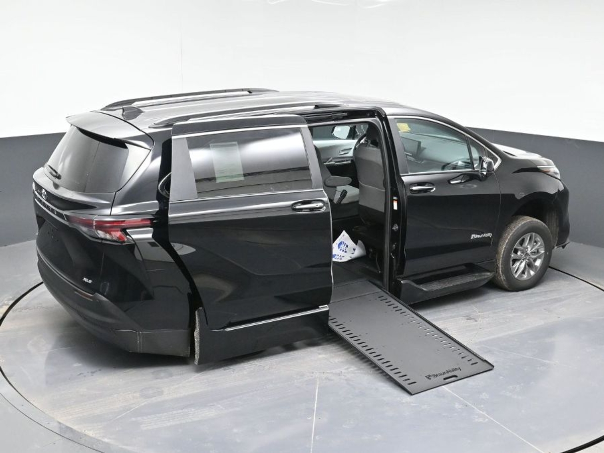 Black Toyota Sienna image number 25