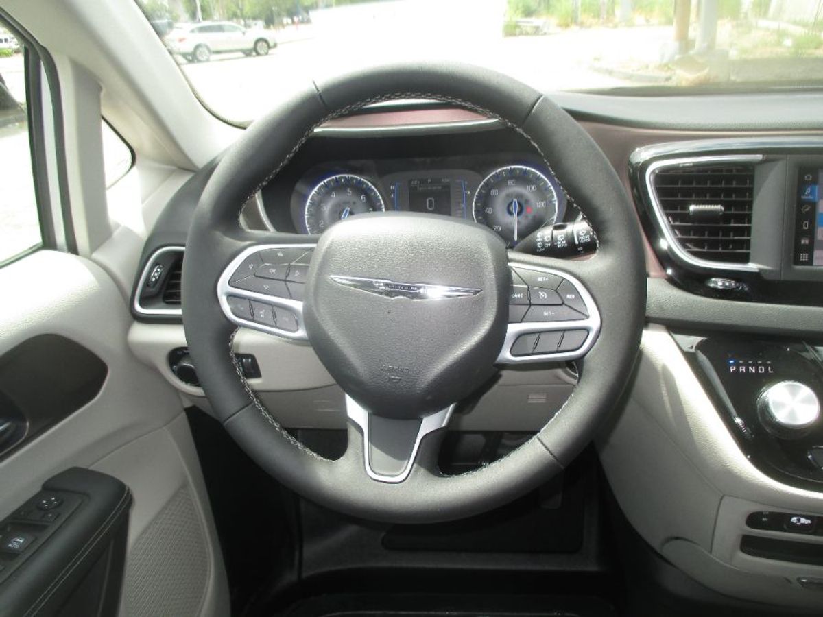 Silver Chrysler Voyager image number 6