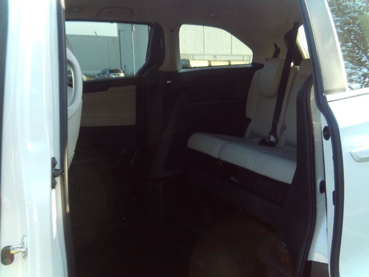 White Honda Odyssey image number 11