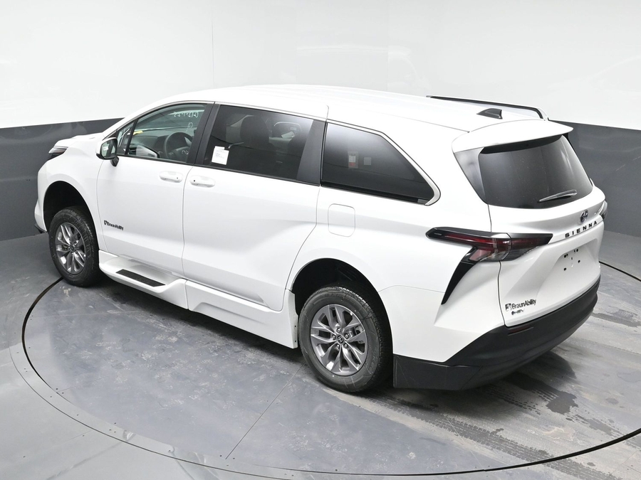 New 2025 Toyota Sienna Hybrid LE - BraunAbility Side Entry Entry Fold Out Automatic Ramp