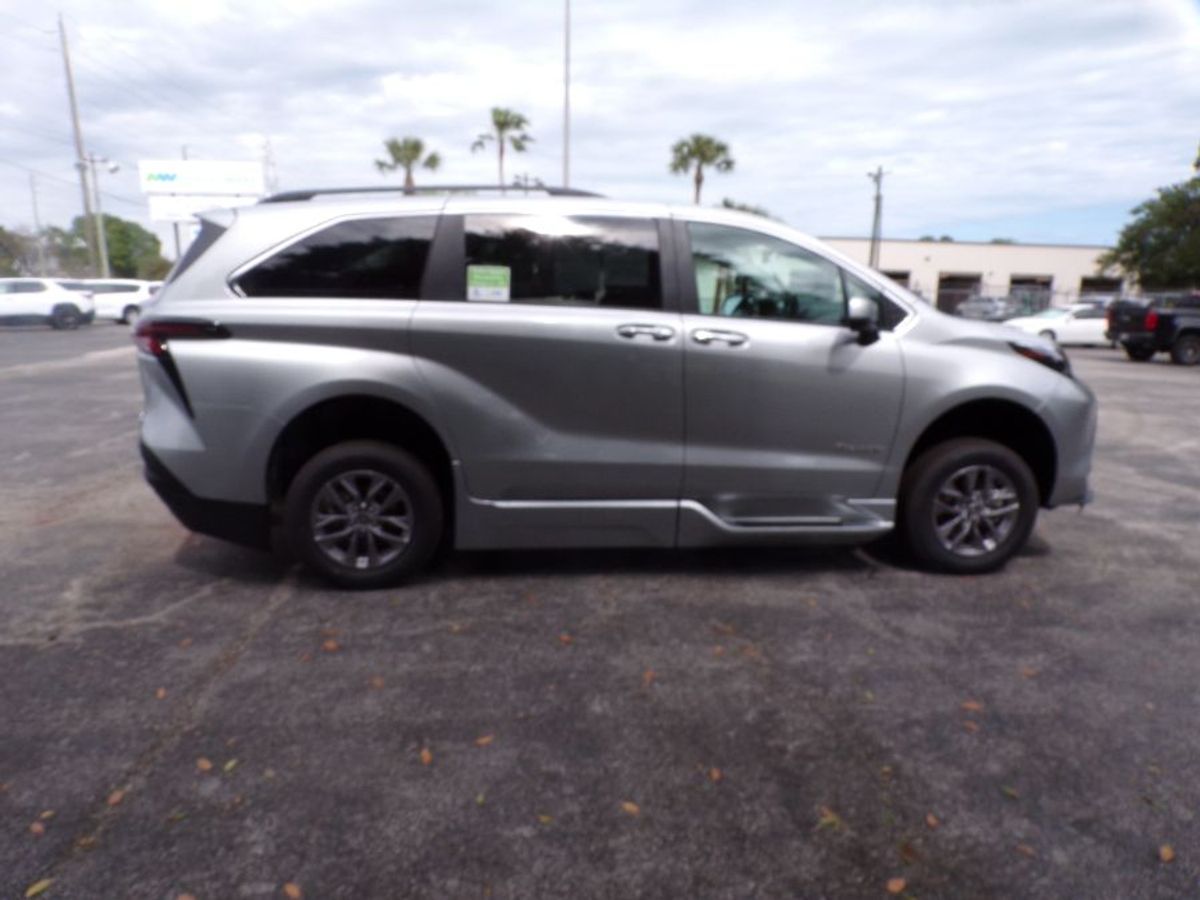 Silver Toyota Sienna image number 3