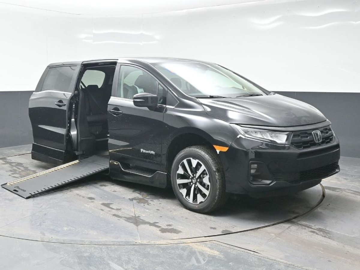 Black Honda Odyssey with Side Entry Automatic In Floor ramp