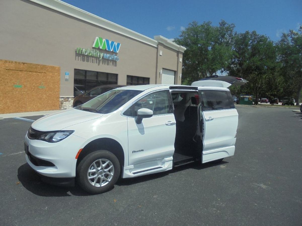 White Chrysler Voyager image number 8