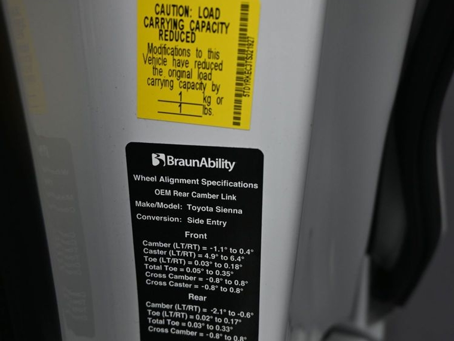 New 2026 Toyota Sienna Hybrid XLE Base - BraunAbility Side Entry Fold Out Automatic Ramp