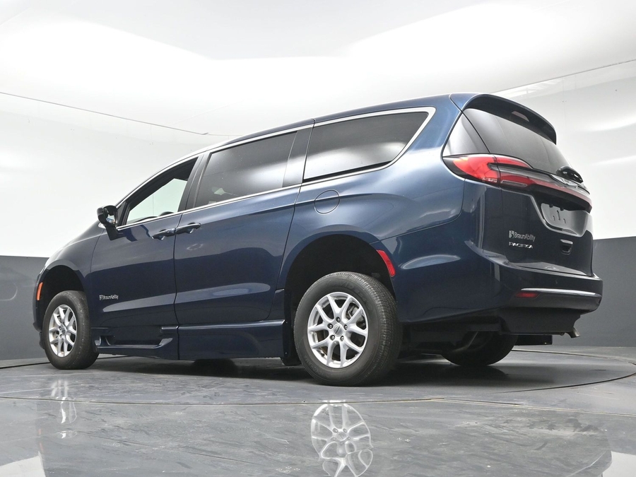 Used 2025 Chrysler Pacifica Select - BraunAbility Side Entry In Floor Automatic Ramp