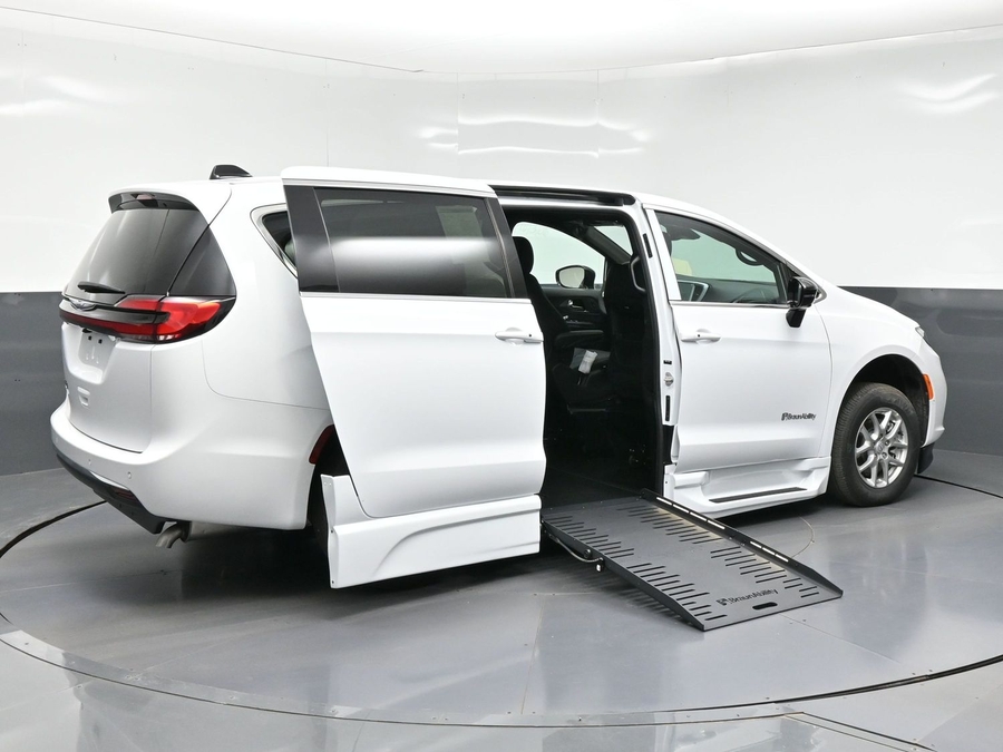 White Chrysler Pacifica image number 6