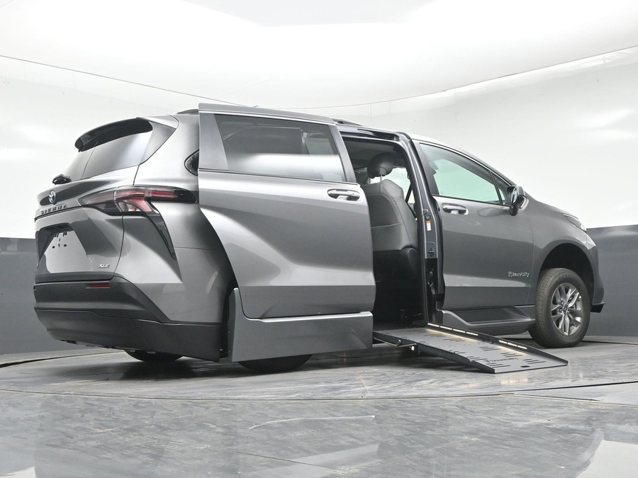 Grey Toyota Sienna image number 8