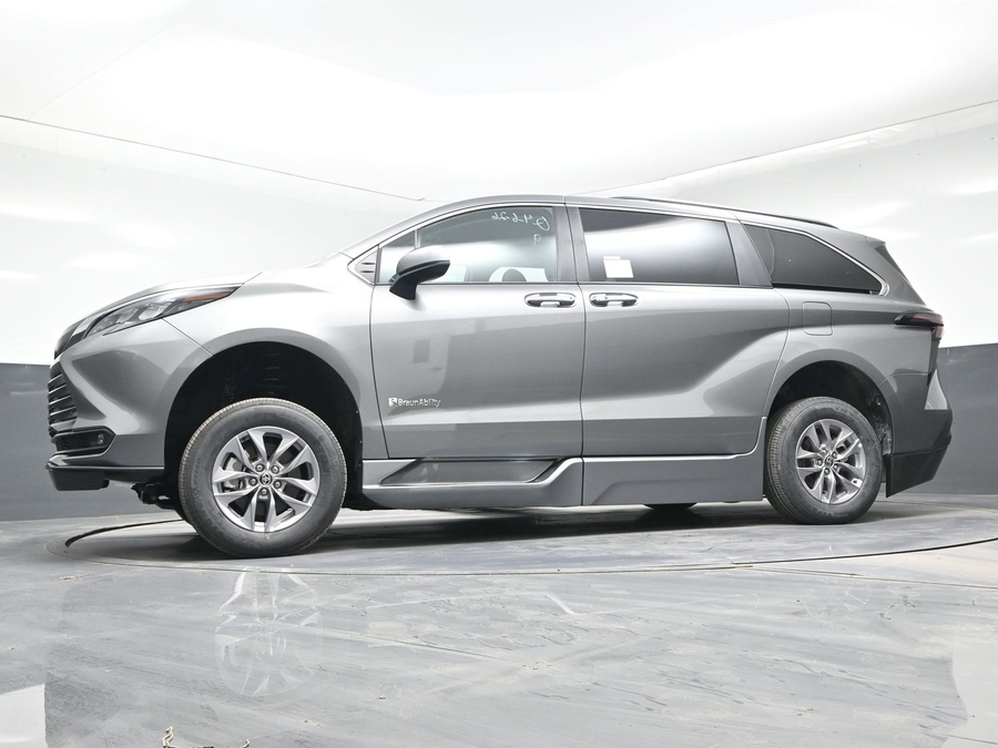 Grey Toyota Sienna image number 16