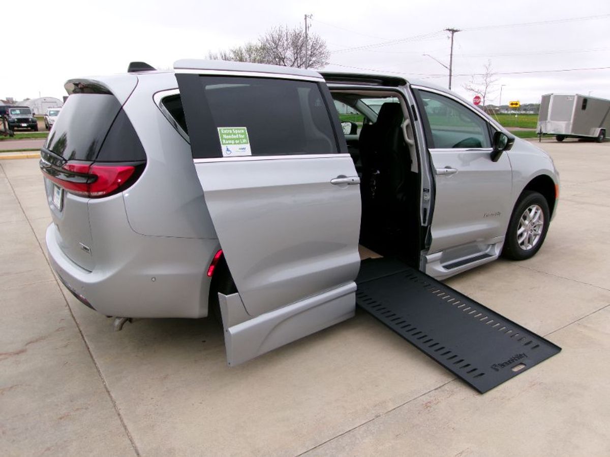 Silver Chrysler Pacifica image number 8
