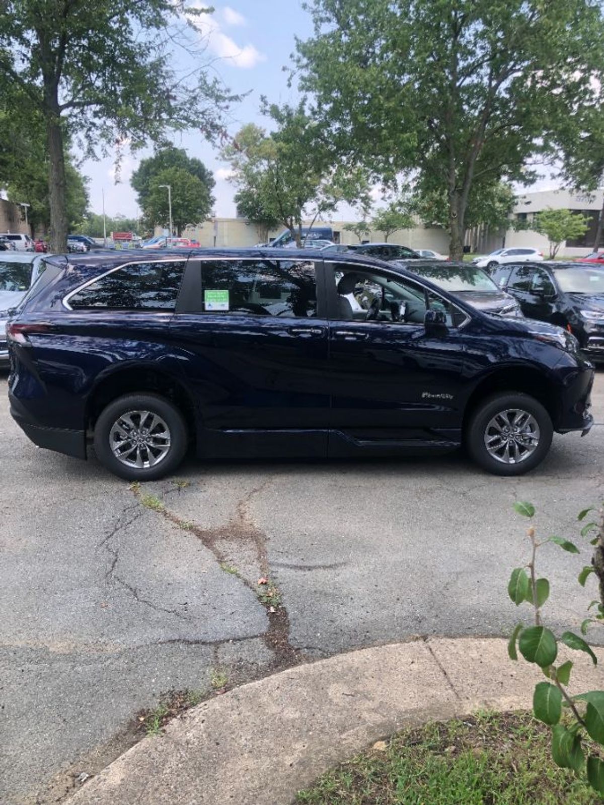 Blue Toyota Sienna image number 3
