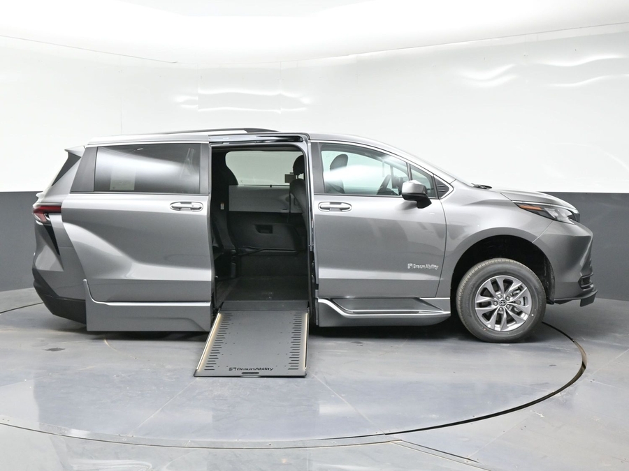 Grey Toyota Sienna image number 1