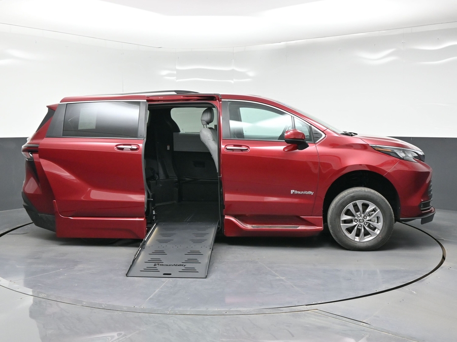New 2026 Toyota Sienna Hybrid XLE Add - BraunAbility Side Entry Fold Out Automatic Ramp