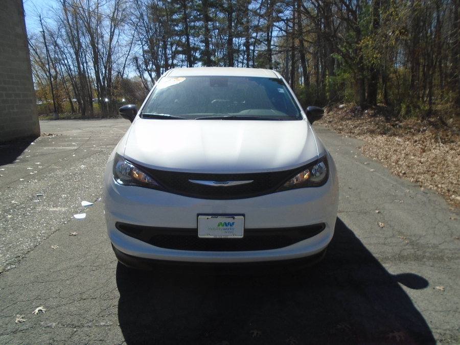 White Chrysler Voyager image number 7