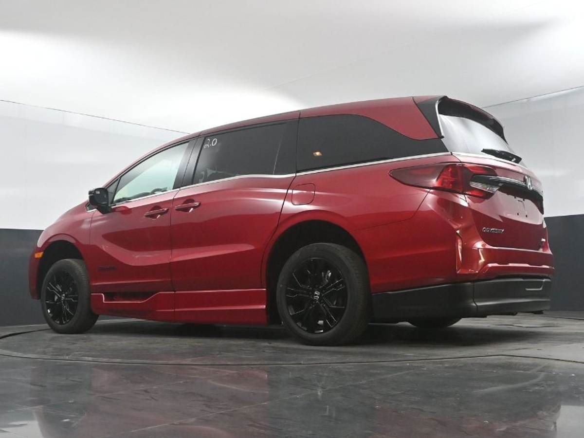 Red Honda Odyssey image number 19