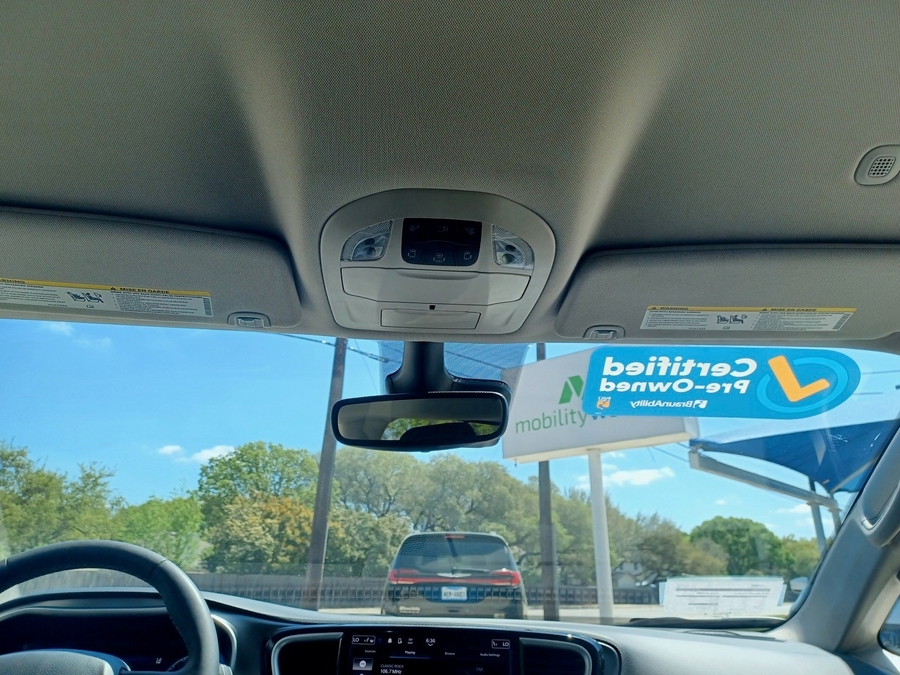 White Chrysler Pacifica image number 15