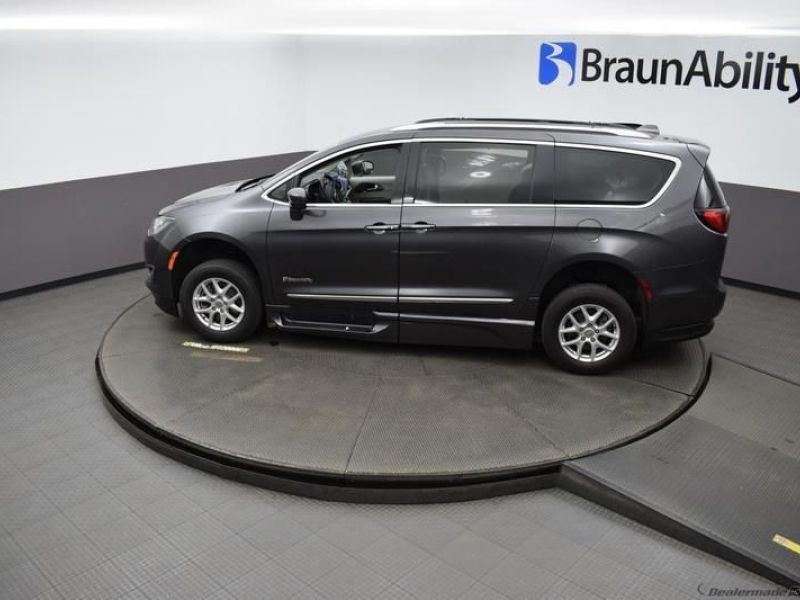 Grey Chrysler Pacifica image number 22