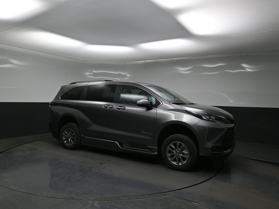 Grey Toyota Sienna image number 15