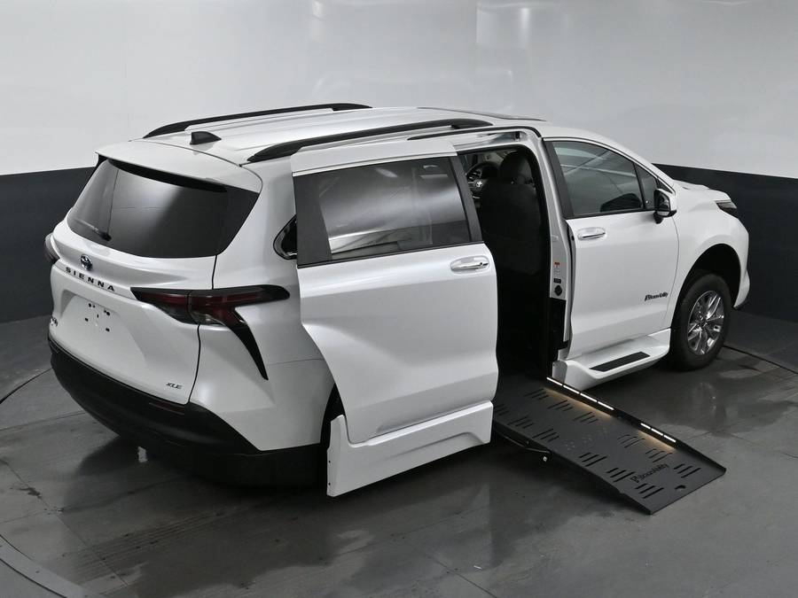 New 2025 Toyota Sienna Hybrid XLE Plus - BraunAbility Side Entry Entry Fold Out Automatic Ramp
