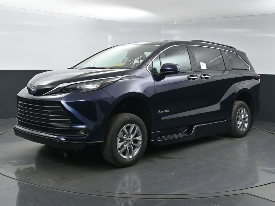 New 2025 Toyota Sienna Hybrid XLE Plus - BraunAbility Side Entry Entry Fold Out Automatic Ramp