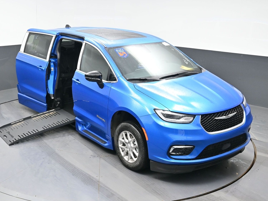 New 2026 Chrysler Pacifica Select Plus - BraunAbility Side Entry Entry Fold Out Automatic Ramp