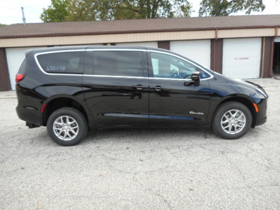 Black Chrysler Pacifica image number 7
