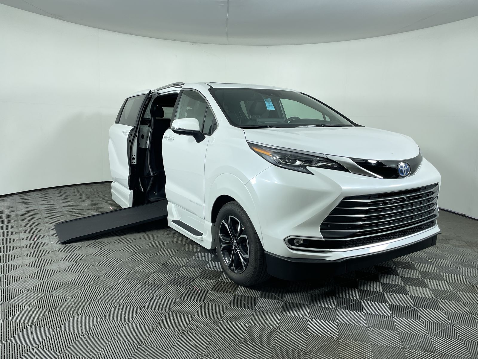 2025 Toyota Sienna AWD Platinum