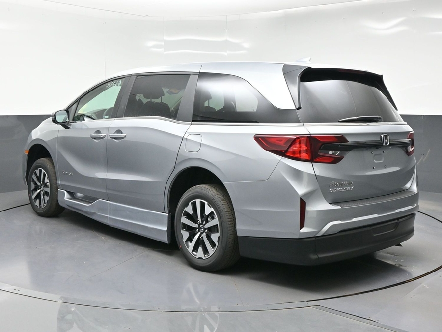 Silver Honda Odyssey image number 1