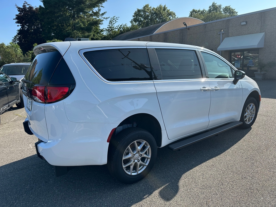 White Chrysler Voyager image number 4