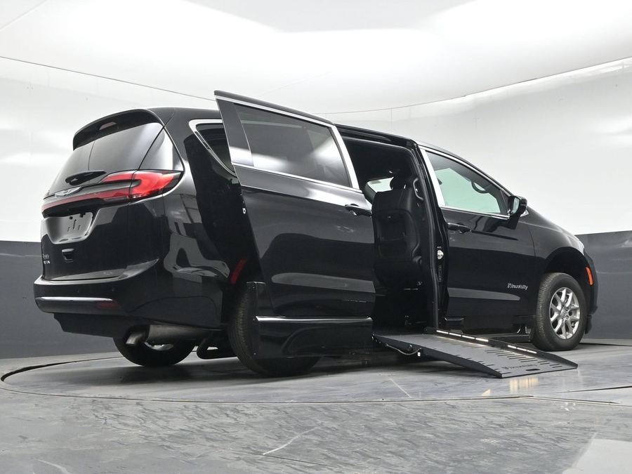 Black Chrysler Pacifica image number 18