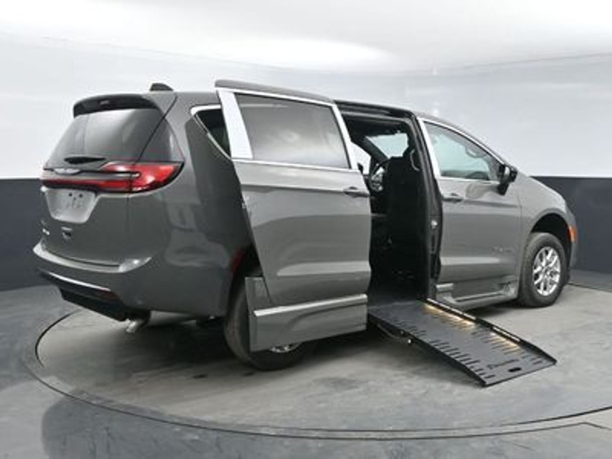 Grey Chrysler Pacifica image number 9