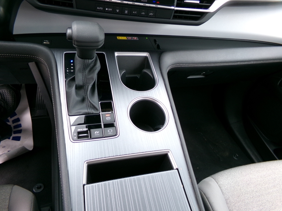 White Toyota Sienna image number 9