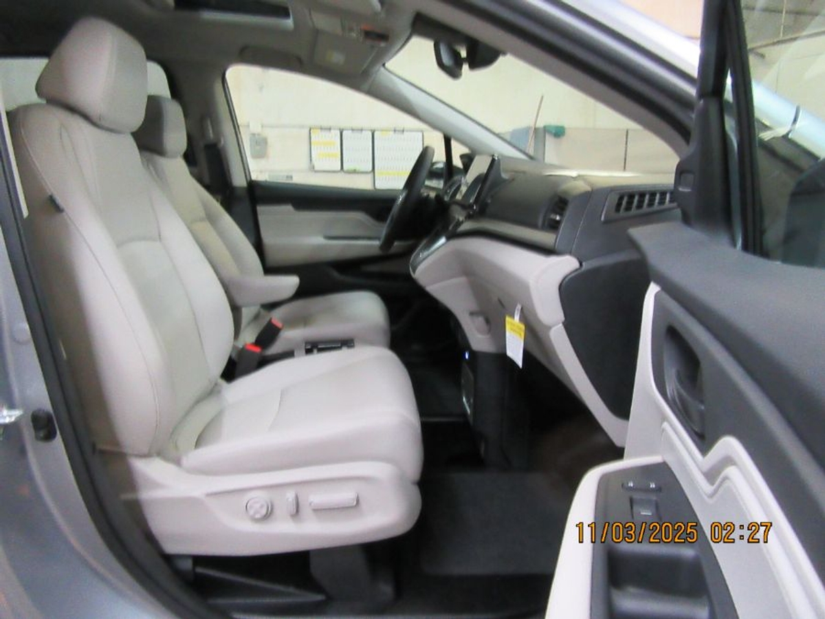 Silver Honda Odyssey image number 18