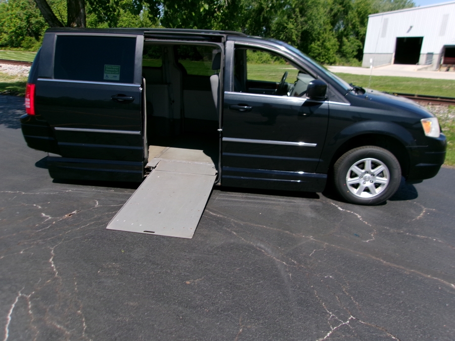 Black Chrysler Town and Country image number 19