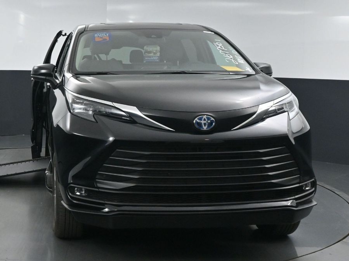 Black Toyota Sienna image number 2