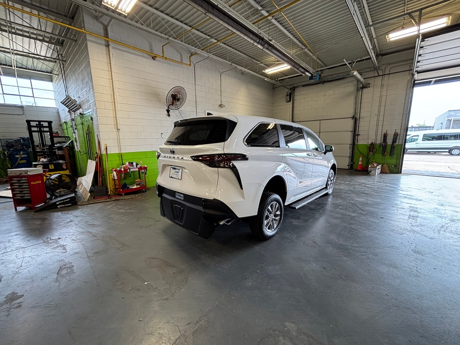 White Toyota Sienna image number 5