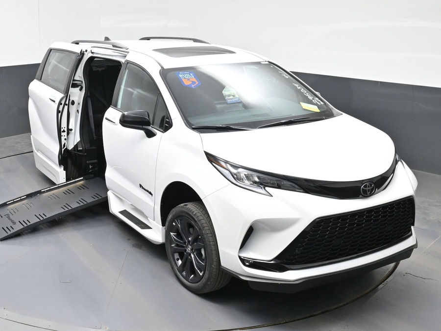 New 2026 Toyota Sienna Hybrid XSE Sport - BraunAbility Side Entry Entry Fold Out Automatic Ramp