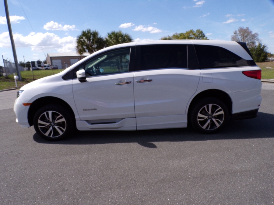 White Honda Odyssey image number 3