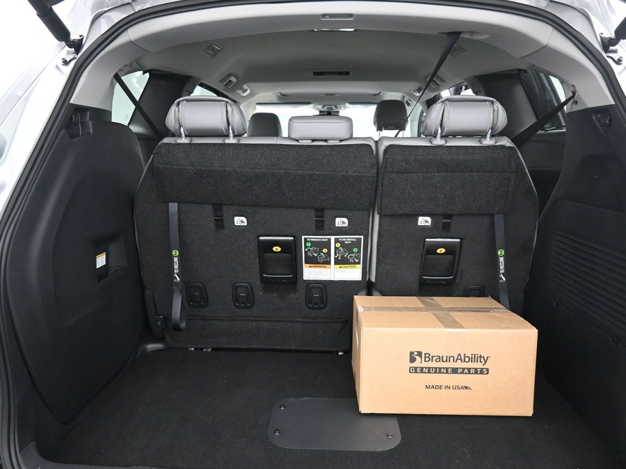 Grey Toyota Sienna image number 17