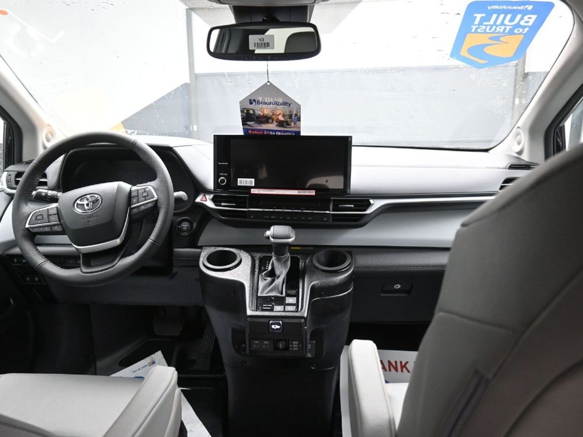 Black Toyota Sienna image number 16