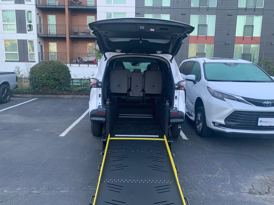 New 2026 Toyota Sienna Hybrid LE - Vantage Mobility Rear Entry Entry Fold Out Manual Ramp