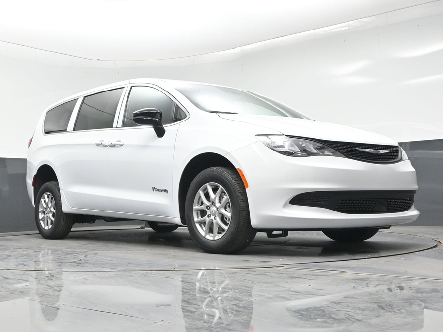 White Chrysler Voyager image number 17
