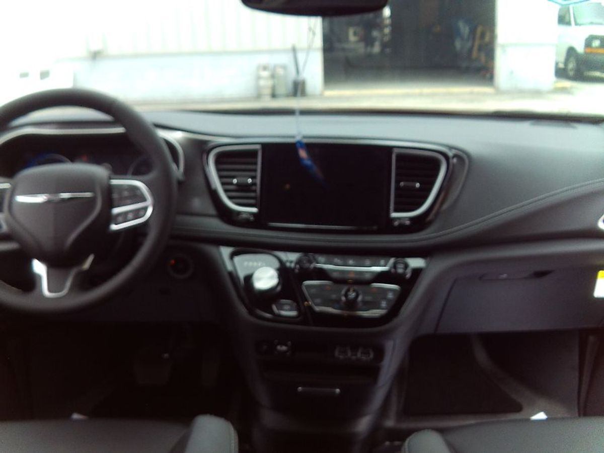 2025 CHRYSLER PACIFICA - Image 10