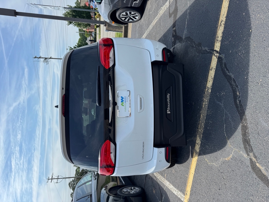White Chrysler Voyager image number 9