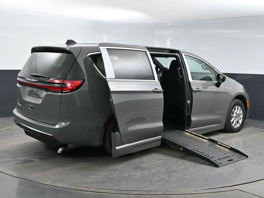 New 2025 Chrysler Pacifica Select Safety - BraunAbility Side Entry Entry Fold Out Automatic Ramp